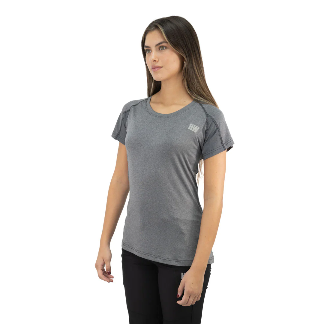 la polera dry fit hw spx es una prenda diseñada para brindar comodidad y rendimiento durante actividades físicas intensas. con su manga corta y su diseño de calce fit, esta polera te proporciona libertad de movimiento y comodidad óptima. una de las características destacadas de esta polera es su capacidad de transpirabilidad. la zona de la espalda y el área debajo del brazo están fabricadas con un material ultra respirable, lo que permite una mayor circulación del aire y ayuda a evacuar la humedad generada por el sudor. la tecnología quickdry presente en la polera ayuda a que la prenda se seque rápidamente al absorber y evaporar la humedad, lo que te mantiene fresco y seco durante tus entrenamientos o actividades deportivas. el calce fit de la polera asegura un ajuste ceñido al cuerpo, lo que evita el roce excesivo y brinda mayor comodidad y libertad de movimiento. esto es especialmente importante durante actividades físicas en las que se requiere flexibilidad y agilidad.