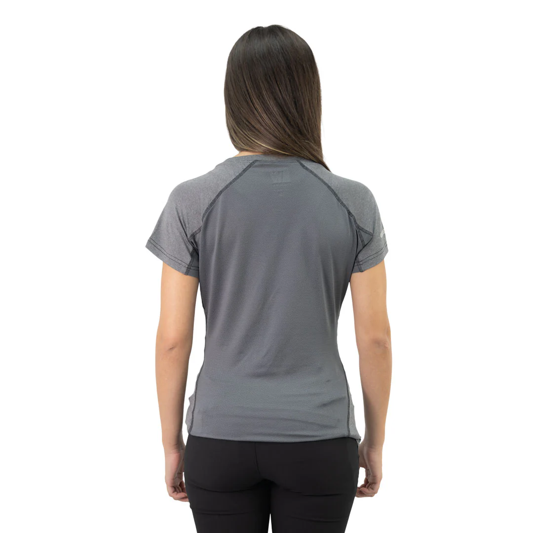 la polera dry fit hw spx es una prenda diseñada para brindar comodidad y rendimiento durante actividades físicas intensas. con su manga corta y su diseño de calce fit, esta polera te proporciona libertad de movimiento y comodidad óptima. una de las características destacadas de esta polera es su capacidad de transpirabilidad. la zona de la espalda y el área debajo del brazo están fabricadas con un material ultra respirable, lo que permite una mayor circulación del aire y ayuda a evacuar la humedad generada por el sudor. la tecnología quickdry presente en la polera ayuda a que la prenda se seque rápidamente al absorber y evaporar la humedad, lo que te mantiene fresco y seco durante tus entrenamientos o actividades deportivas. el calce fit de la polera asegura un ajuste ceñido al cuerpo, lo que evita el roce excesivo y brinda mayor comodidad y libertad de movimiento. esto es especialmente importante durante actividades físicas en las que se requiere flexibilidad y agilidad.