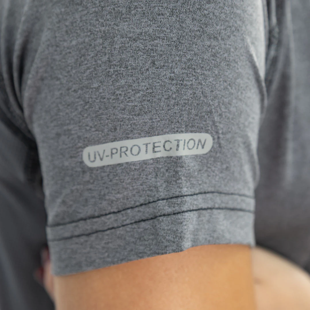 la polera dry fit hw spx es una prenda diseñada para brindar comodidad y rendimiento durante actividades físicas intensas. con su manga corta y su diseño de calce fit, esta polera te proporciona libertad de movimiento y comodidad óptima. una de las características destacadas de esta polera es su capacidad de transpirabilidad. la zona de la espalda y el área debajo del brazo están fabricadas con un material ultra respirable, lo que permite una mayor circulación del aire y ayuda a evacuar la humedad generada por el sudor. la tecnología quickdry presente en la polera ayuda a que la prenda se seque rápidamente al absorber y evaporar la humedad, lo que te mantiene fresco y seco durante tus entrenamientos o actividades deportivas. el calce fit de la polera asegura un ajuste ceñido al cuerpo, lo que evita el roce excesivo y brinda mayor comodidad y libertad de movimiento. esto es especialmente importante durante actividades físicas en las que se requiere flexibilidad y agilidad.