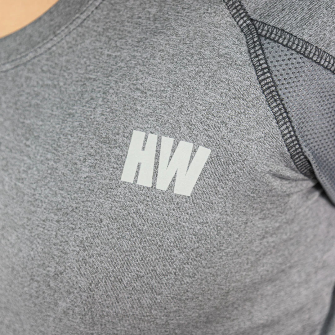 la polera dry fit hw spx es una prenda diseñada para brindar comodidad y rendimiento durante actividades físicas intensas. con su manga corta y su diseño de calce fit, esta polera te proporciona libertad de movimiento y comodidad óptima. una de las características destacadas de esta polera es su capacidad de transpirabilidad. la zona de la espalda y el área debajo del brazo están fabricadas con un material ultra respirable, lo que permite una mayor circulación del aire y ayuda a evacuar la humedad generada por el sudor. la tecnología quickdry presente en la polera ayuda a que la prenda se seque rápidamente al absorber y evaporar la humedad, lo que te mantiene fresco y seco durante tus entrenamientos o actividades deportivas. el calce fit de la polera asegura un ajuste ceñido al cuerpo, lo que evita el roce excesivo y brinda mayor comodidad y libertad de movimiento. esto es especialmente importante durante actividades físicas en las que se requiere flexibilidad y agilidad.